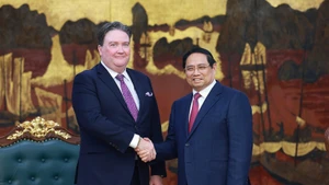 Prime Minister Pham Minh Chinh (R) receives outgoing US Ambassador to Viet Nam Marc Knapper in Ha Noi on January 10. (Photo: VNA)