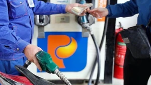 A motorcyle is refilled at a Petrolimex station in Ha Noi. (Photo: VNA)