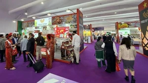 Viet Nam’s agricultural products attract strong interest from international visitors. (Photo: AGRITRADE)