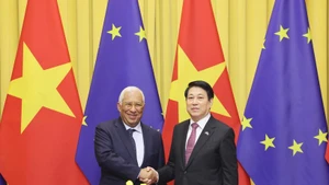 Vietnamese State President Luong Cuong (R) welcomes President of the European Council António Costa in Ha Noi. (Photo: VNA)