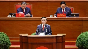 Politburo member and Standing member of the Party Central Committee’s Secretariat Tran Cam Tu presents a report reviewing the leadership and direction of the 13th Party Central Committee (Photo: VNA)