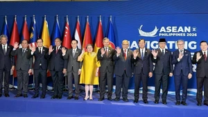 Vietnamese Minister of Foreign Affairs Le Hoai Trung (fifth, left) and Foreign Ministers from ASEAN member countries at the AMM Retreat. (Photo: VNA)