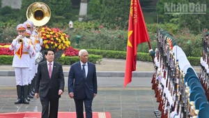 State President Luong Cuong (R) hosts an official welcome ceremony in Ha Noi on January 29 morning for President of the European Council (EC) António Costa (Photo: NDO)