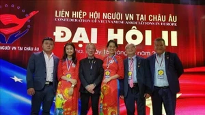Nguyen Hai Nam (far right) attends the second Congress of the Union of Vietnamese Associations in Europe. (Photo: VNA)