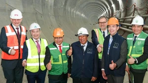 EC President António Costa and delegates at the construction site of metro line 3.