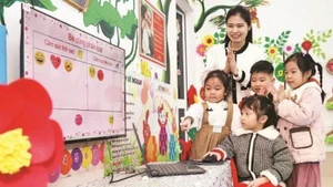 Students at Hoa Phuong Kindergarten (An Tuong Ward, Tuyen Quang Province) enthusiastically take part in a lesson delivered via the Kidmart software.