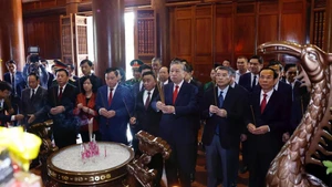 Party General Secretary To Lam and the working delegation offer incense in commemoration of President Ho Chi Minh at the Kim Lien Special National Relic Site. (Photo: VNA)