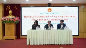 The sixth round of reciprocal tariff negotiations with the US is expected to take place next week, according to Deputy Minister of Industry and Trade Nguyen Sinh Nhat Tan (centre) (Photo: moit.gov.vn)
