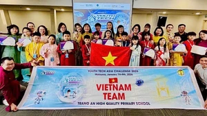 The Trang An High-Quality Primary School delegation celebrates its remarkable achievements at the final round of the Youth Tech Asia Challenge.