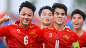 Captain Khuat Van Khang (right) scores the opening goal for Viet Nam. (Photo: VFF) 