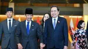 Chairman of the National Assembly Tran Thanh Man (1st from right) and Sultan of Brunei Haji Hassanal Bolkiah in Ha Noi on December 1. (Photo: NDO)
