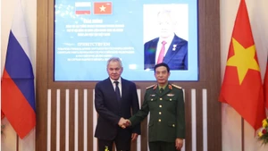 Minister of National Defence General Phan Van Giang (right) meets visiting Secretary of the Security Council of the Russian Federation Sergey Shoigu in Ha Noi on December 10. (Photo: VNA)