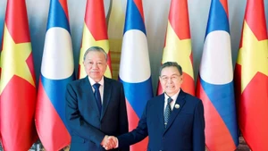 General Secretary of the Communist Party of Vietnam Central Committee To Lam (L) and Lao National Assembly Chairman Saysomphone Phomvihane at their meeting in Vientiane on December 1. (Photo: VNA)