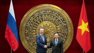 National Assembly Vice Chairman Nguyen Khac Dinh (R) and visiting First Deputy Speaker of Federation Council of Russia's Federal Assembly Andrey Vladimirovich Yatskin in Ha Noi on December 1. (Photo: quochoi.vn)