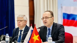 Russian Ambassador to Viet Nam Gennady Stepanovich Bezdetko (R) speaks at the press briefing in Ha Noi on December 29 (Photo: VNA)