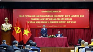 Party General Secretary To Lam speaks at the meeting with staff of the Vietnamese Embassy and representatives of the Vietnamese community in Vientiane. (Photo: VNA)