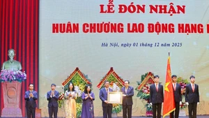National Assembly Chairman Tran Thanh Man presents a First-Class Labour Order to the Su That (Truth) National Political Publishing House. (Photo: VNA) 