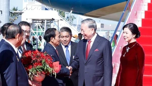 Party General Secretary To Lam and his spouse Ngo Phuong Ly, together with a high-ranking delegation of Viet Nam arrive at Wattay International Airport in Vientiane on December 1 morning. (Photo: VNA)
