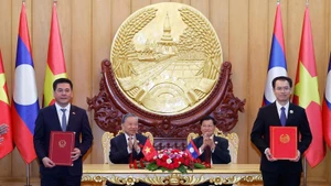 Party General Secretary of Viet Nam To Lam and Party General Secretary and President of Laos Thongloun Sisoulith witness the exchange of an MoU on the industrial chain development on December 1. (Photo: VNA)