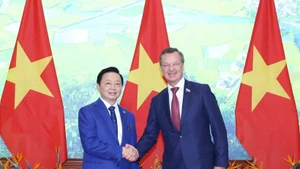 Deputy Prime Minister Tran Hong Ha (L) and Andrey Vladimirovich Yatskin, First Deputy Speaker of the Federation Council of Russia's Federal Assembly, in Ha Noi on December 1. (Photo: VNA)