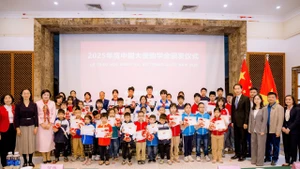 Students receive Chinese Ambassador's scholarships. (Photo: Chinese Embassy in Viet Nam)