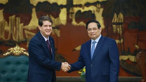 PM Pham Minh Chinh (R) and President of Cuba’s Prensa Latina news agency Jorge Legañoa Alonso. (Photo: VNA)