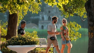 Foreign tourists at Hoan Kiem Lake (Photo: VNA)