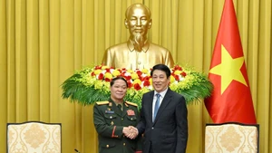 State President Luong Cuong (R) meets Lieutenant General Vongsone Inpanphim (Photo: NDO) 