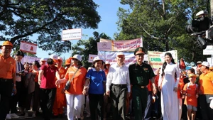 More than 5,000 people join charity walk for AO victims in Ho Chi Minh City on August 10 (Photo: VNA)