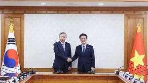 Viet Nam’s Party General Secretary To Lam (left) and RoK Prime Minister Kim Min-seok at their meeting in Seoul on August 11. (Photo: VNA)