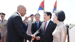 State President Luong Cuong (R) and his spouse Nguyen Thi Minh Nguyet are welcomed by Egyptian Minister of Education and Technical Education Mohamed Abdel Latif. (Photo: VNA) 