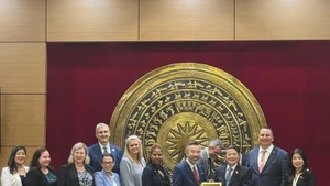 Vice Chairman of the National Assembly Nguyen Duc Hai (third from right) receives a delegation from the US’s Oregon State legislature in Ha Noi on September 9. (Photo: VNA) 