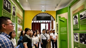 The delegation of reporters from five major press agencies visit the headquarters of the Viet Nam Revolutionary Youth League. 