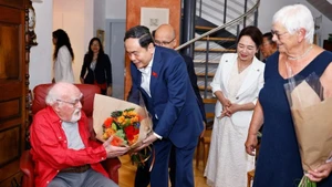 National Assembly Chairman Tran Thanh Man and his spouse Nguyen Thi Thanh Nga visit the family of Jacques Savary in Switzerland’s Vevey on July 28 (local time). (Photo: VNA) 