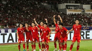 Vietnamese players celebrate Cong Phuong’s goal. (Photo: VNA) 