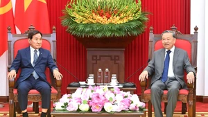 Party General Secretary To Lam (R) and special envoy of the RoK President Park Chang-dal at the meeting in Ha Noi on July 29. (Photo: NDO)