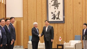 President of VFF Central Committee Do Van Chien (L) and Chief Cabinet Secretary Hayashi Yoshimasa (Photo: VNA) 