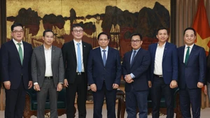 PM Pham Minh Chinh (centre) and Korean guests at the meeting (Photo: VNA) 