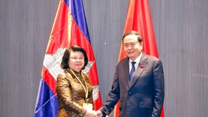 Chairman of the Vietnamese National Assembly Tran Thanh Man (R) meets with his Cambodian counterpart Khuon Sudary in Geneva on July 29. (Photo: VNA)