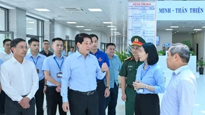 State President Luong Cuong visits the Quang Ninh one-level public administrative service centre on July 29. (Photo: NDO) 