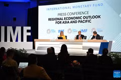 Krishna Srinivasan (2nd R), director of the IMF's Asia and Pacific Department, speaks at a press conference on the regional economic outlook for Asia and Pacific in Washington, D.C., the United States, on April 16, 2026. Asia's economy remains resilient at the start of the new year, but a new round of energy shocks will have a negative impact on Asia, an International Monetary Fund (IMF) official said on Thursday. (Photo: Xinhua)