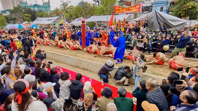 The sitting tug of war at Tran Vu Temple Festival, in Long Bien District, Hanoi, attracts the attention of many locals and tourists. (Photo: LE THANH)