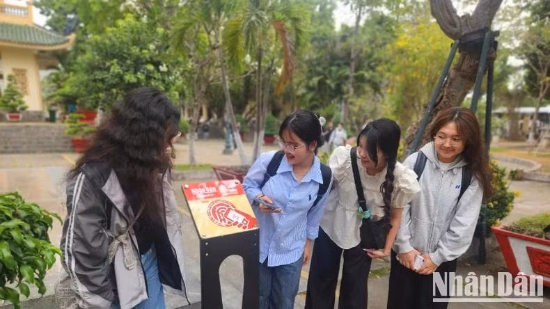 Young people experience the NFC chip-enabled board at Tran Bien Literature Temple.