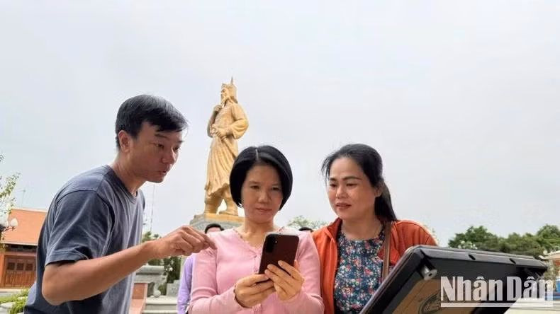 At the Nguyen Huu Canh Temple Relic Site, on the morning of March 25th, after the installation of the NFC chip-enabled board, many visitors came to experience it.