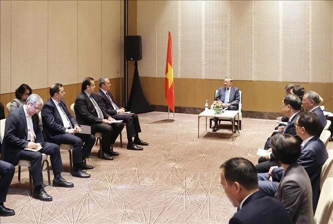 General Secretary of the Communist Party of Viet Nam Central Committee To Lam (C) meets with leaders of several prominent Azerbaijani companies on May 8, 2025. (Photo: VNA)