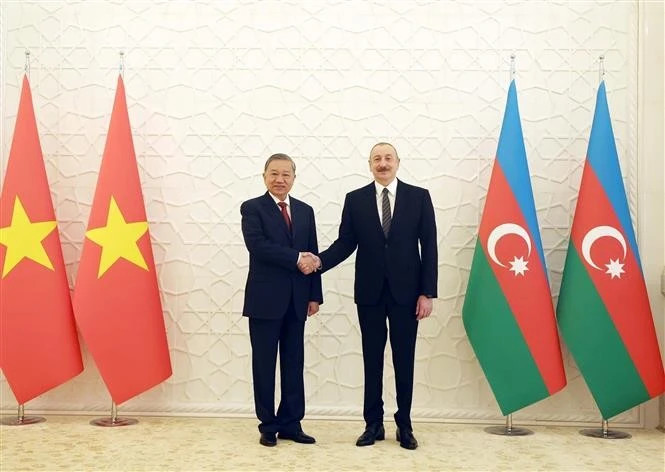 Azerbaijani President Ilham Aliyev (R) welcomes General Secretary of the Communist Party of Viet Nam (CPV) Central Committee To Lam in Baku on May 7 (Photo: VNA)