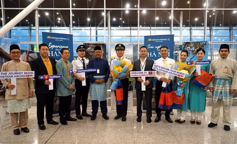 Currently, Vietnam Airlines operates 10 flights per week from Vietnam to Kuala Lumpur.