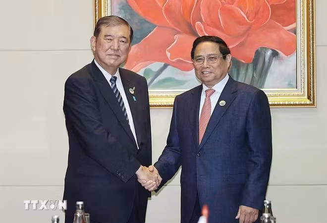 PM Pham Minh Chinh (R) and his Japanese counterpart meet on the sidelines of the 44th and 45th ASEAN Summits and related meetings in Laos last year. (Photo: VNA)