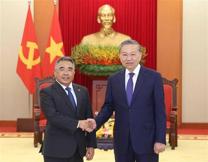 Party General Secretary To Lam (right) receives Philippine Ambassador to Vietnam Meynardo Los Banos Montealegre in Hanoi on April 24. (Photo: VNA)