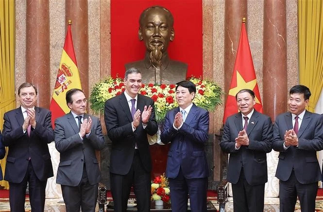 State President Luong Cuong (third from right) receives Spanish Prime Minister Pedro Sánchez (third from left). (Photo: VNA)